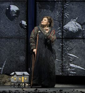 Ailyn Pérezas Marguarite in Faust. 