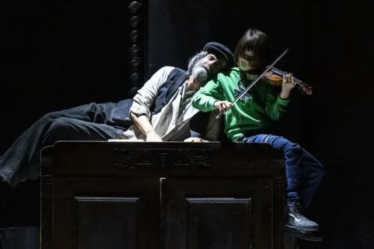 L Tevye (Steven Skybell,and young violinist (Drake Wunderlich) in “Fiddler on the Roof.” 9 Photo by Todd Rosenberg Photography)