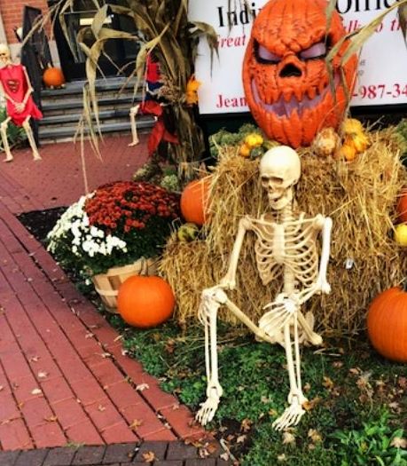 Pumpkins and scarecrows have taken over Highwood. (J Jacobs photo)